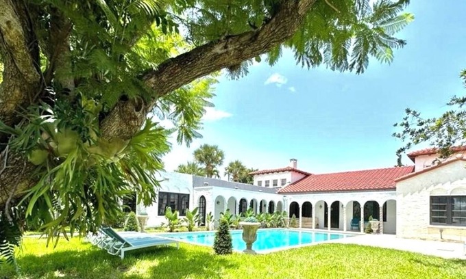 Southside House | West Palm Beach- Heated Pool -6 bedrooms/4 bathrooms
