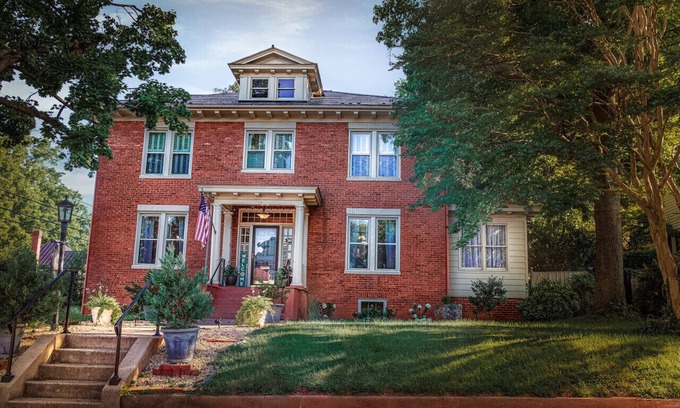 West Fairfax House | West Park Gardens | Entire House-4BR | Culpeper