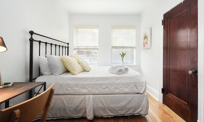 Bloomfield Apartment | ♥West Penn Hospital★ 5★Location ♛Queen Bed~Parking