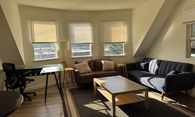 Interbay House | West Queen Anne Upper Unit close to all Downtown Seattle Amenities.