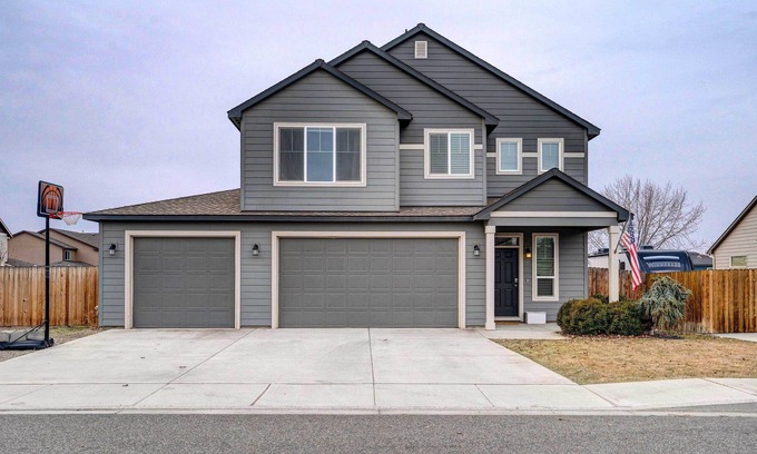 West Richland House | West Richland House: Home Gym & Fire Pit!