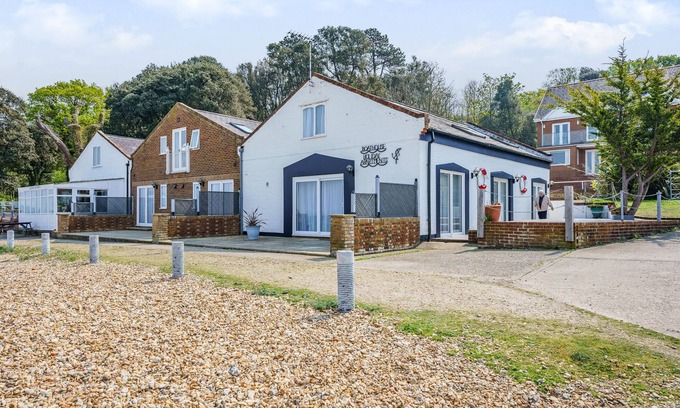 Yarmouth Apartment | WEST SEA VIEW NO 4, pet friendly, country holiday cottage in Yarmouth