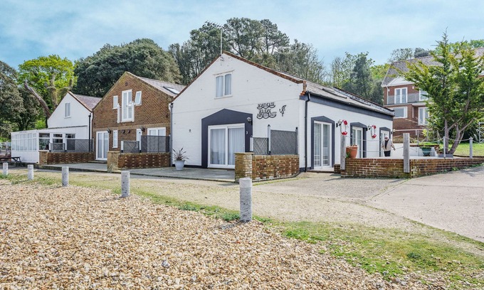 Yarmouth Apartment | WEST SEA VIEW NO 5, pet friendly, country holiday cottage in Yarmouth