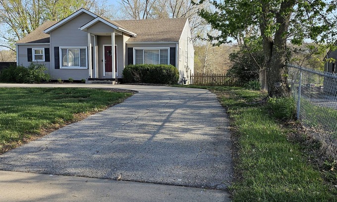 Shawnee House | West side of Kansas City Area, minutes from the Kansas Speedway.