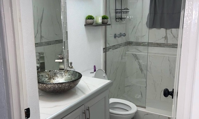Wanstead Apartment | West view 1- ask about our special rates ! free wifi, modern, near the beach