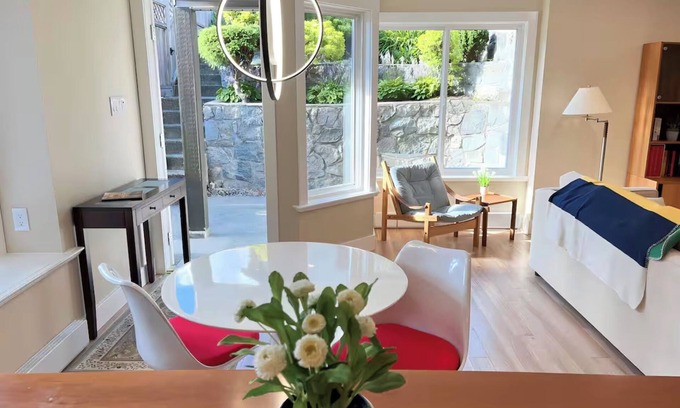 Upper Lonsdale House | WestCoast Garden Suite | 1 Bedroom | Private | Quiet | Central | Modern