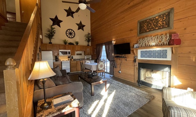 Table Rock Cabin | Western themed cabin condo close to Branson fun, area lakes, and pet friendly
