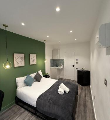East Acton Apartment | Westfield Shopping Studios - 129 - Chic City Escape