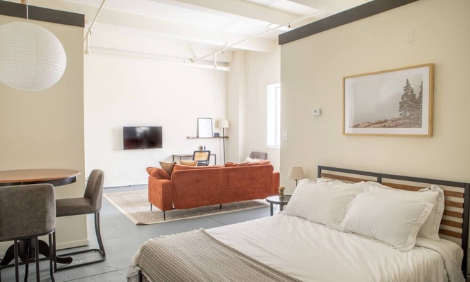 Westown Apartment | Westown Studio Apt Near Fiserv, Baird, and Theater District