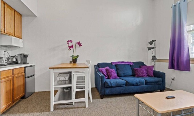 Kansas City Apartment | Westport PrivateSuite - FreeParking - Walkable