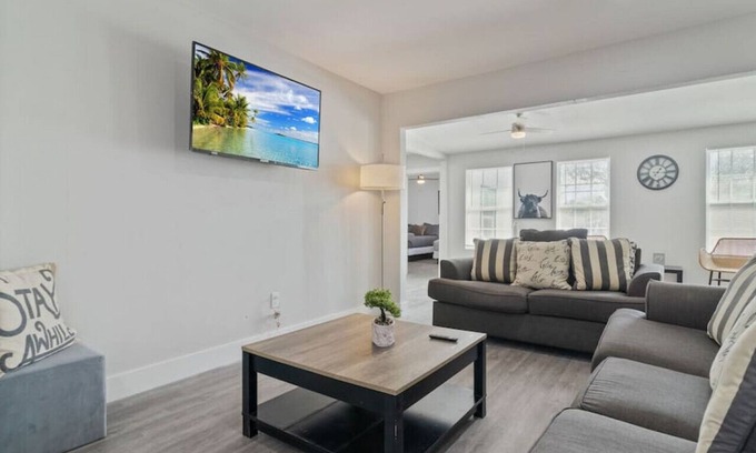 Jefferson House | WeWelcome you to our 4 Bed 2 Full Bath Duplex