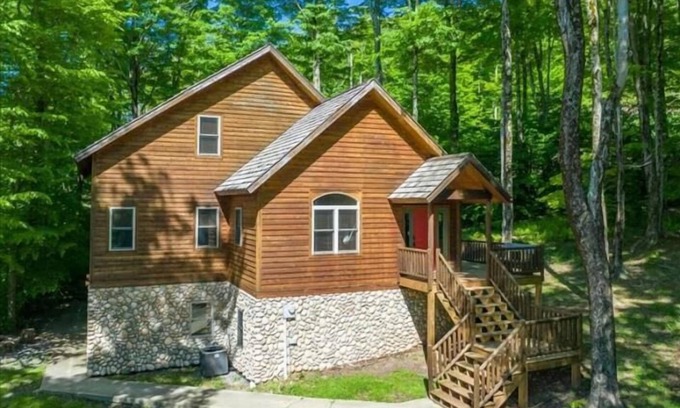 Timberline House | WH69-Private Lodge, Fire Pit! Hot tub! Pets ok! A/C