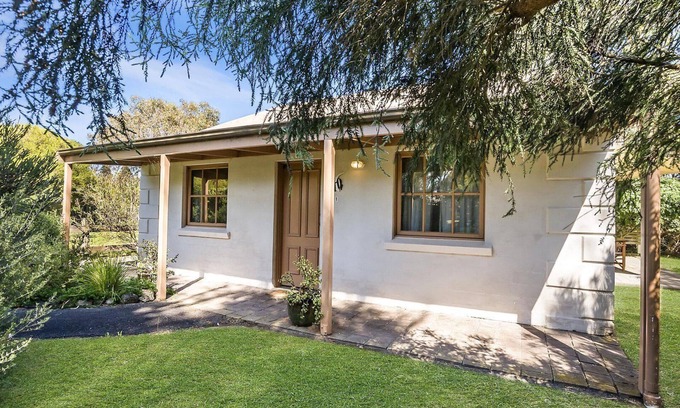 Port Fairy Cottage | Whalers Cottage - Quiet Cottage with views over lake
