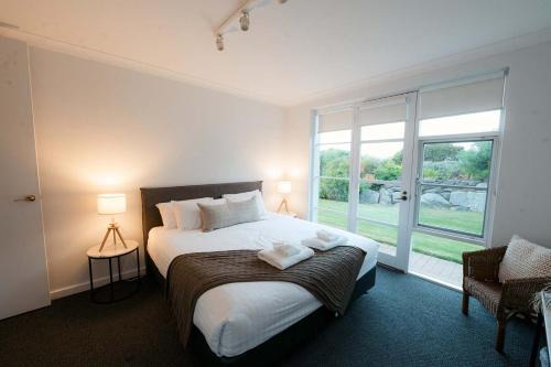 Encounter Bay Villa | Whalers Rest Ocean front Whale watching