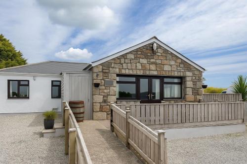 Helston House | Wheal Francis - Hot Tub - Accessible Bungalow - Free Wi-Fi - Parking
