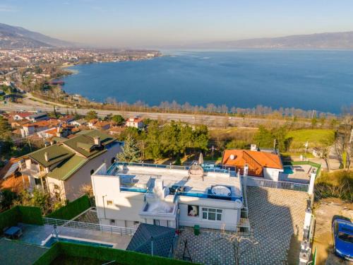 Sapanca Villa | WHİTE ROSE VİLLA Jakuzili ve Isıtma Havuzlu
