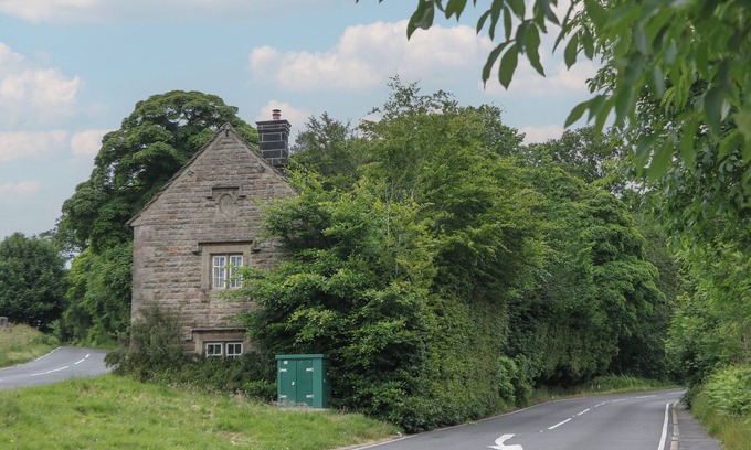 Hathersage Cottage | WHIM COTTAGE, pet friendly, with open fire in Hathersage