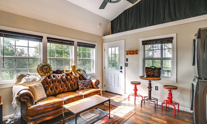 Lake Brownwood Cabin | Whimsical Cabin w/Grill < 4 Mi to Lake Brownwood!