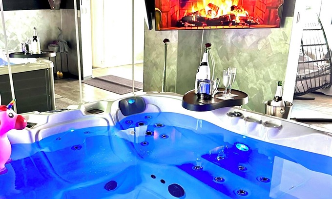 Uhlenhorst Apartment | Whirlstudio Vibe - Holiday apartment with large whirlpool in the living room