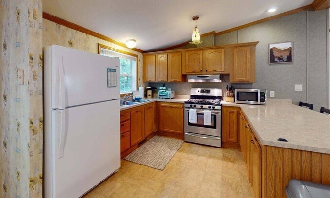 Brandon House | Whispering Pines – Enjoy wildlife in this charming, well-kept home, perfect for a relaxing retreat