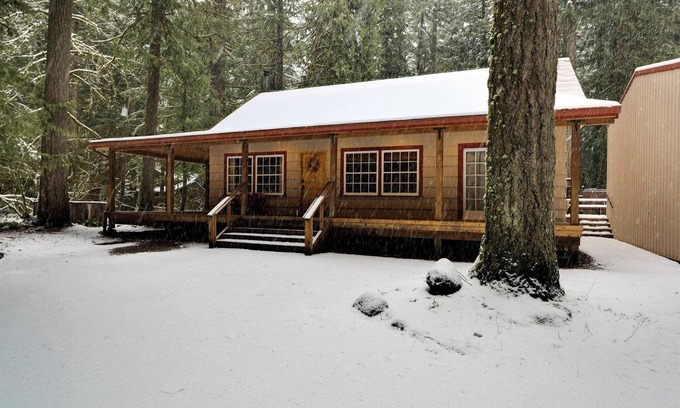 Zigzag House | Whispering Pines: Hot Tub Retreat w Sports Court