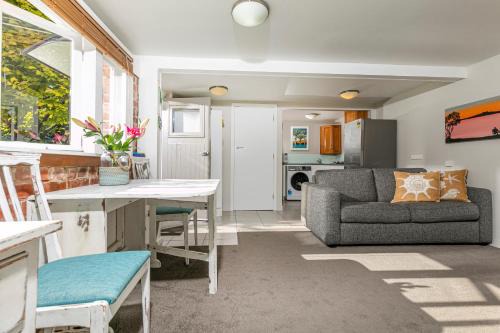 Mairangi Bay Apartment | Whitby Studio - Mairangi Bay Beach
