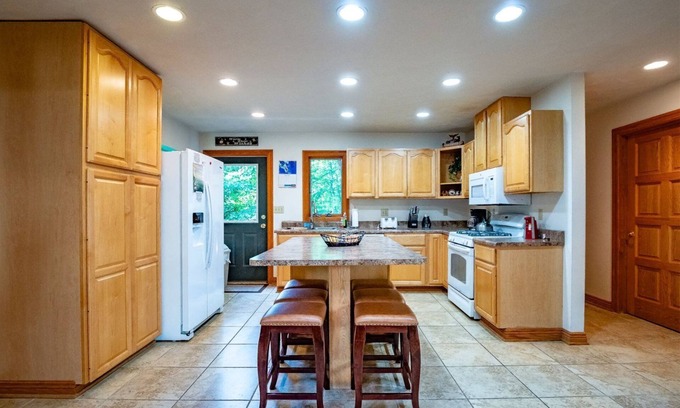 Northface House | White Diamond - 15 Brookside Road White Diamond - Walk-to-Slopes at Timberline Mountain, Pet Friendly