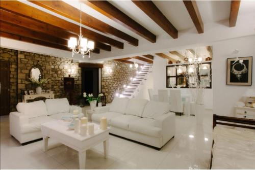 Molos-Agios Konstantinos Villa | White Diamond Villa