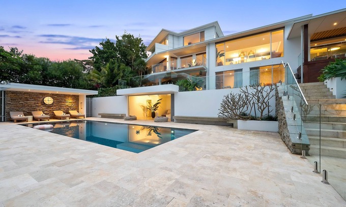 Copacabana House | "White Haus" – Resort Style Getaway