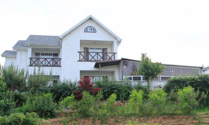 Jinju Condo | White House on the Hill HayanZip