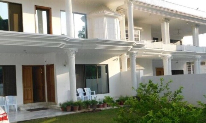 F-6 Sector Hotel | White Lodge