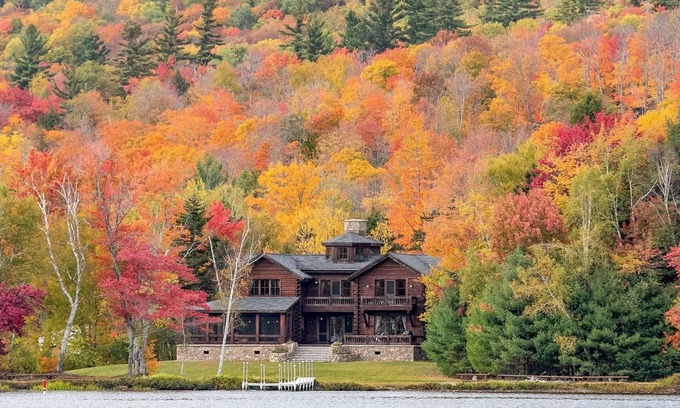 Rumney House | White Mountains - Magnificent & Private Lakefront Lodge