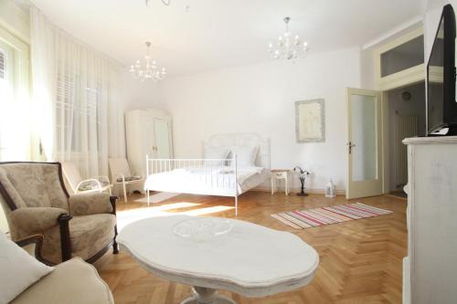 Old Town Apartment | White Opera by NUX