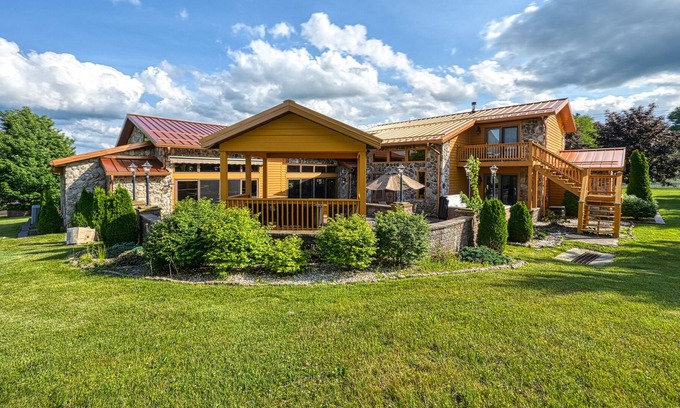 Friendsville House | White Rock Casa | House in Friendsville with private indoor pool, hot tub, gym