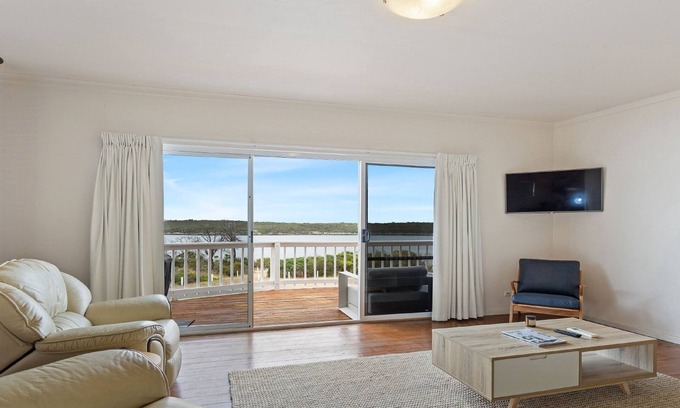 Lake Wangary House | White Springs, our peaceful holiday house in Coffin Bay