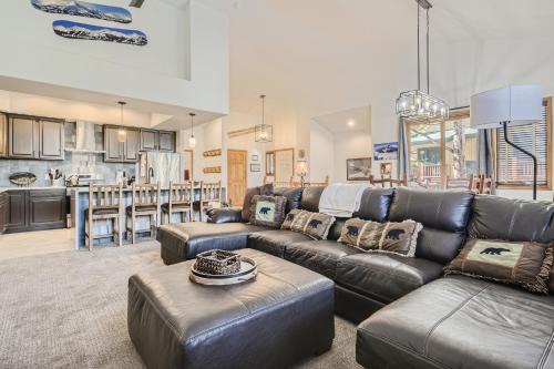 Peak 8 House | White Wolf #890 - Great Home with Private Outdoor Hot Tub - Shuttle to Slopes