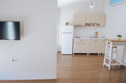 Bitola Apartment | White & Wood