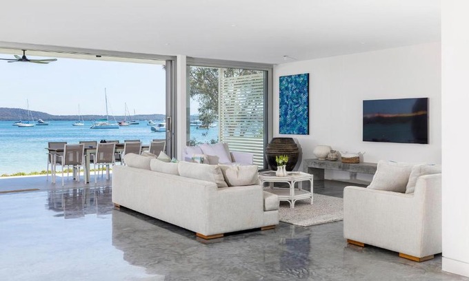 Corlette House | Whitehouse On The Water