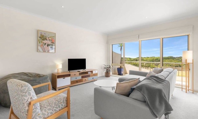 Torquay House | Whites Beachfront Retreat: Pet Friendly