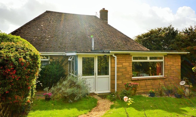 Newport Apartment | Whitestones Cottage Isle of Wight 3 Bedroom Bungalow