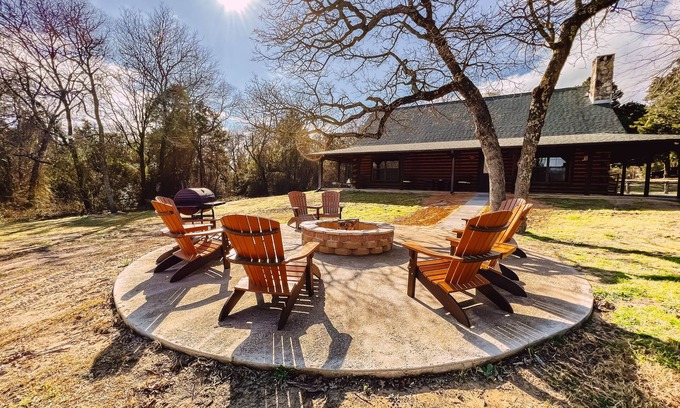 Athens Cabin | WhiteTail Lodge @ Cedar Cove Ranch, 700 acres w 25 acres private lake