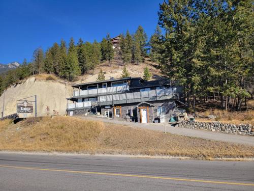 East Kootenay Hotel | WhiteTail Suite - Misty River Lodge -