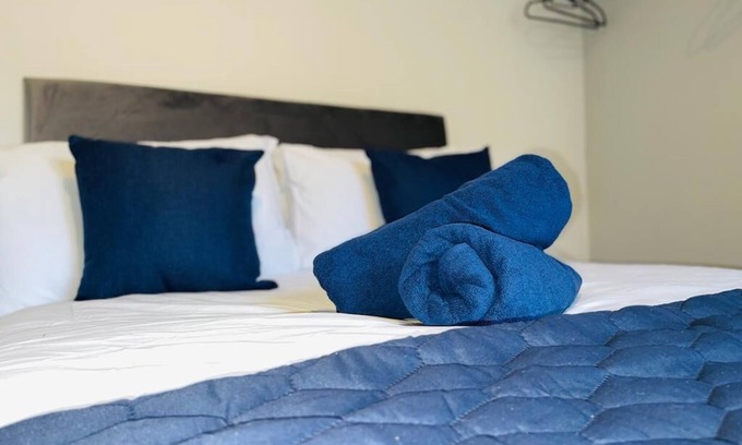 Etruria House | Whitmore House By RMR Accommodations - Newly Refurbed - Modern -Parking -Central