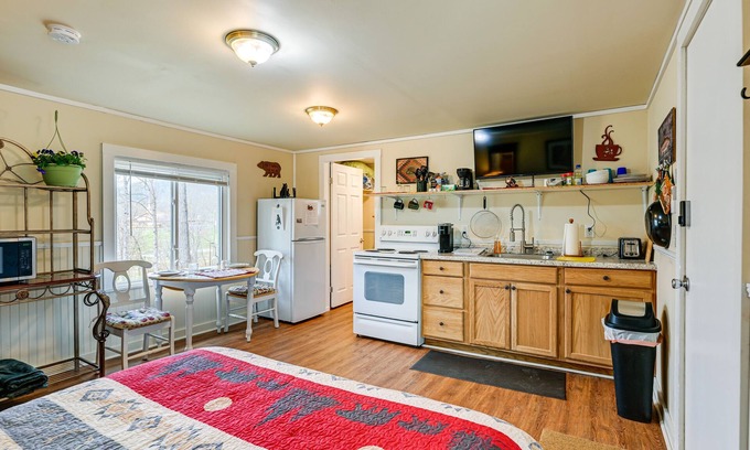 Qualla Apartment | Whittier Vacation Rental Cabin in Tranquil Setting