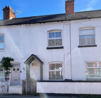 Enderby House | Whole House - 5 mins to train station, M1 & M69