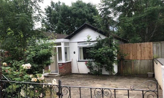 Cray Valley East House | Whole House Cottage with huge Garden