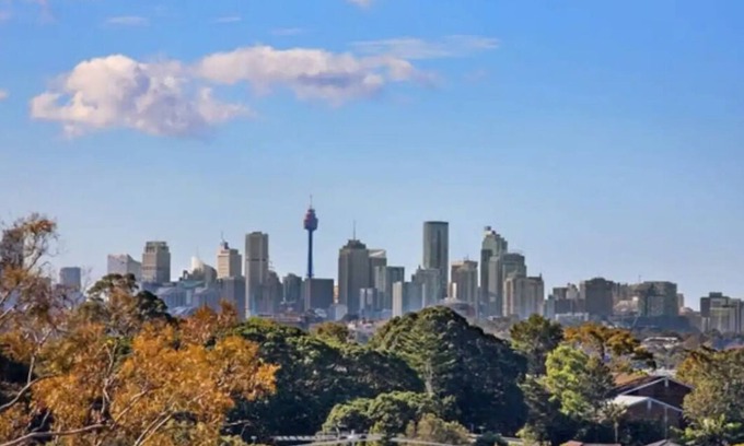 Earlwood House | Whole House with city views .
