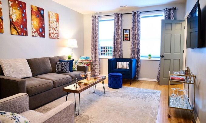Noble Square Apartment | WickerPark 2Bdrm Downtown SaltShed Jack’s Pumpkin PopUp Sale 155.00 Oct 20-24