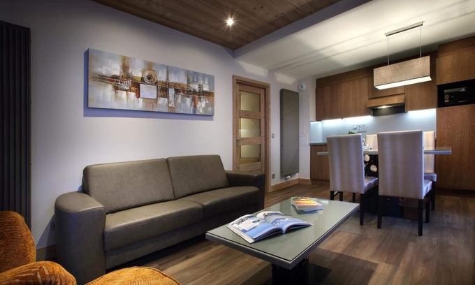 Eclose-Est Apartment | Wifi, 150m from ski slopes, fitness, swimming pool, sauna, hammam, balcony, tv, 98m², Alpe d'Huez