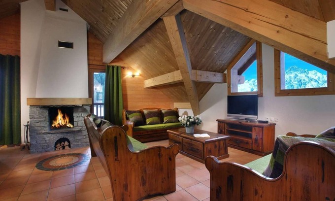 Oz Apartment | Wifi, 50m from ski slopes, fitness, swimming pool, sauna, hammam, balcony, fireplace or stove, tv